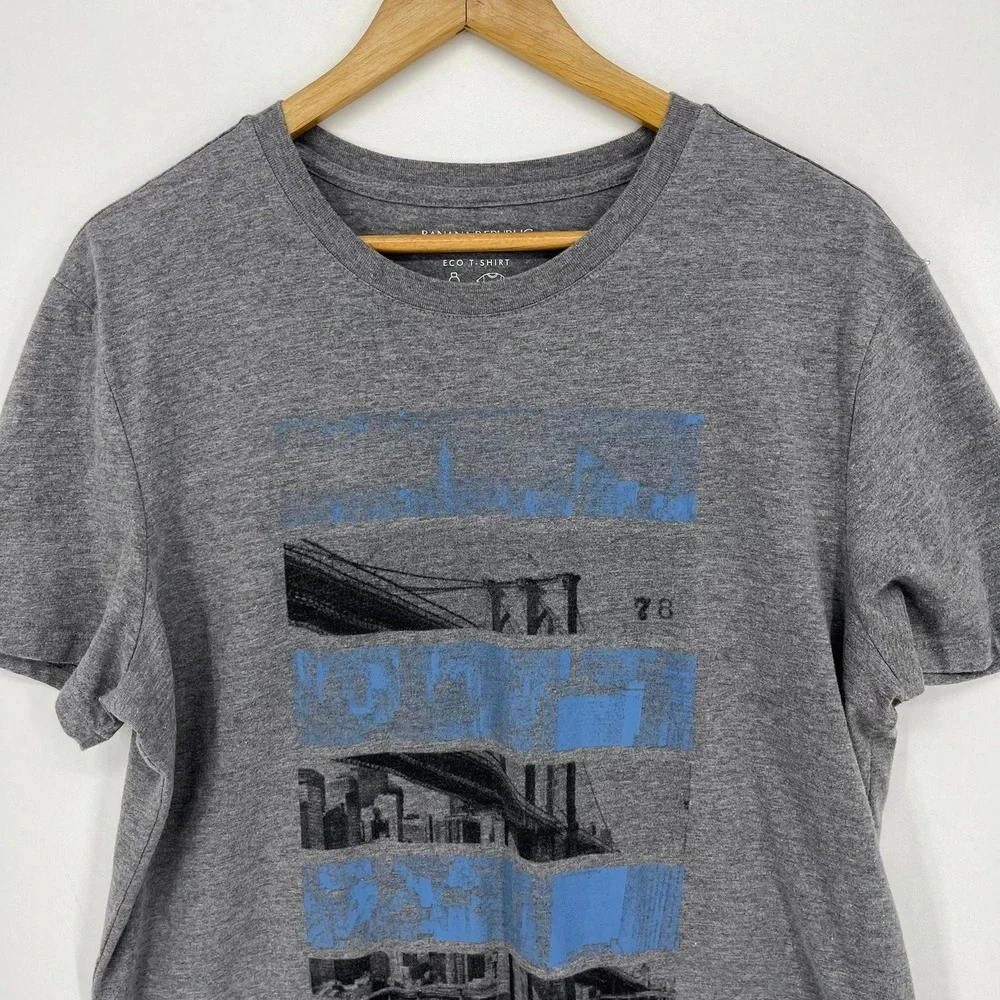 Banana Republic Mens Eco T-Shirt Large Gray Brooklyn Bridge NYC Graphic Logo